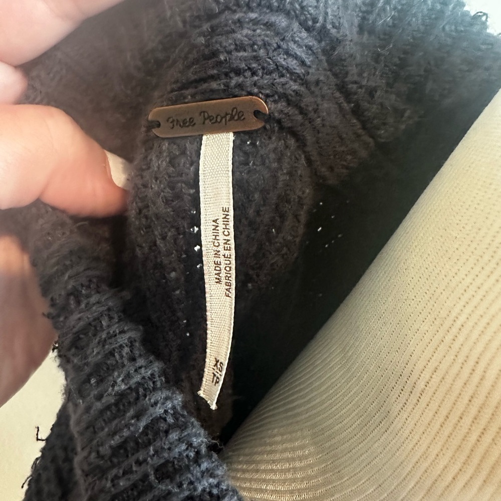 FREE PEOPLE // size XS // PULLOVER SWEATER - Picture 6 of 6